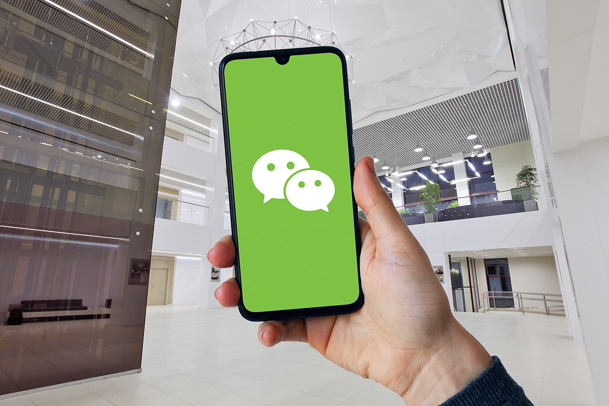 °ʷʼ¼ has officially joined the WeChat ecosystem. Photo source https://www.freepik.com/free-vector/isolated-right-hand-with-smartphone_18219037.htm