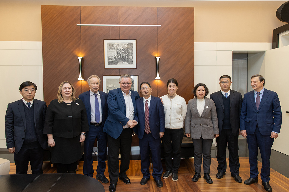 A representative delegation from Jiangsu Normal University, led by Rector Zhou Ruguang
