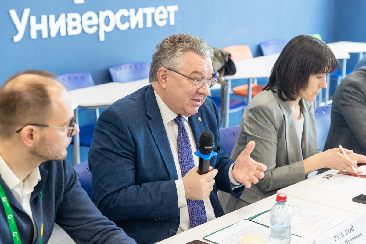 From left to right: Pavel Khlopin, Director of the Rosmolodezh Resource Center, Andrei Rudskoi, Rector of °ʷʼ¼, and Olga Petrova, Deputy Minister of Science and Higher Education.