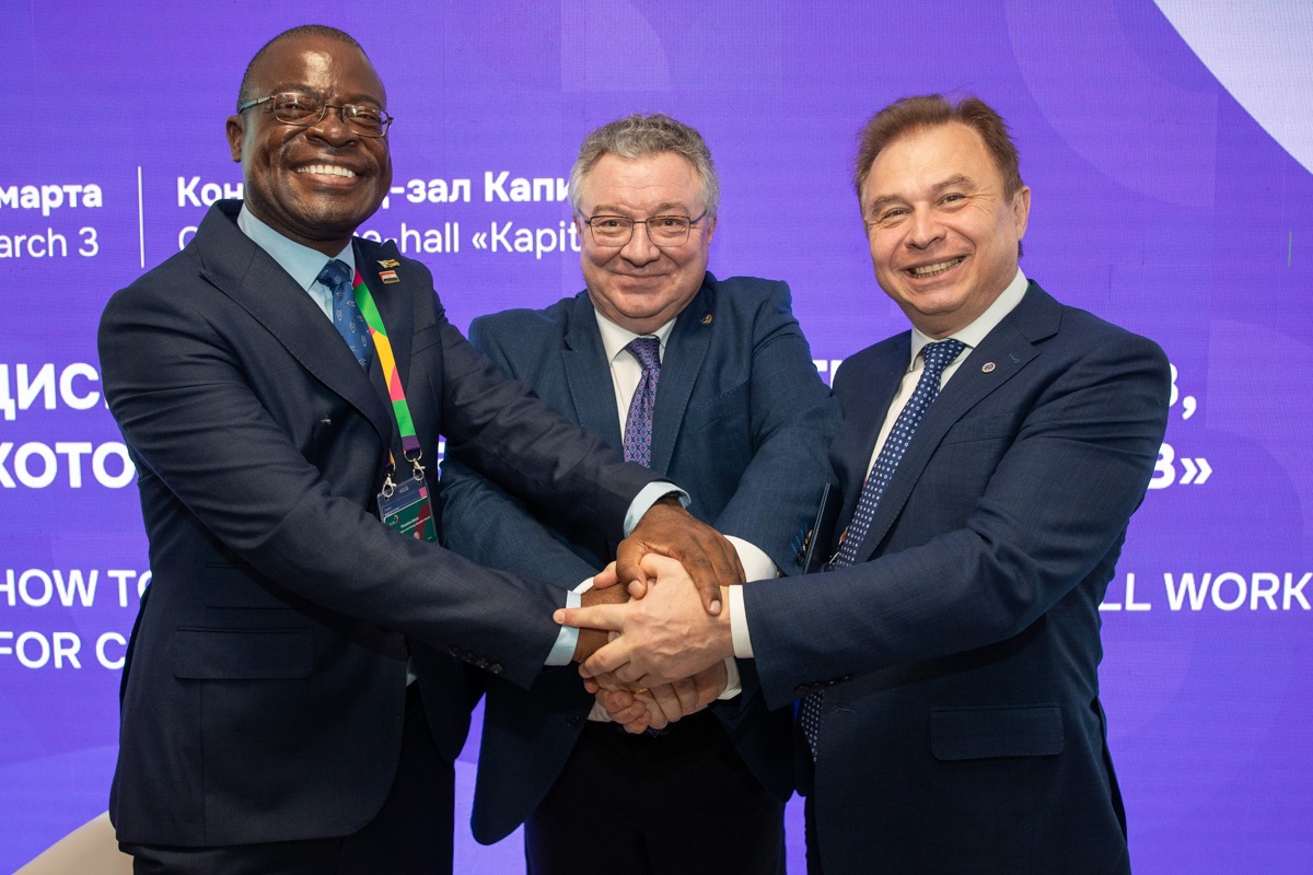 Amon Murwira, Minister of Higher Education, Science and Technological Development of Zimbabwe, Andrei Rudskoi, Rector of °ʷʼ¼, and Yuri Panov, Rector of the S. Ordzhonikidze Russian State Geological Exploration University.